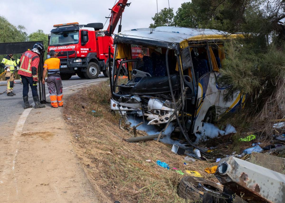 Estado en el que quedó el autobús tras el vuelvo.