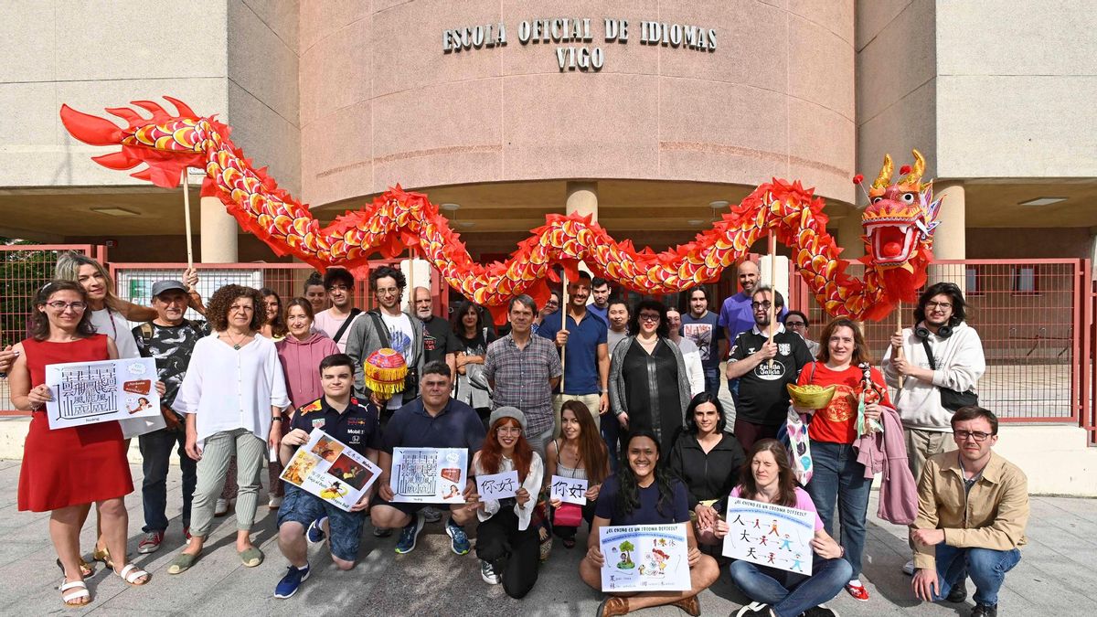 Algunos alumnos, profesores, la auxiliar de conversación nativa (Jinzhu Qu) y el jefe de estudios (Dionisio Soler).
