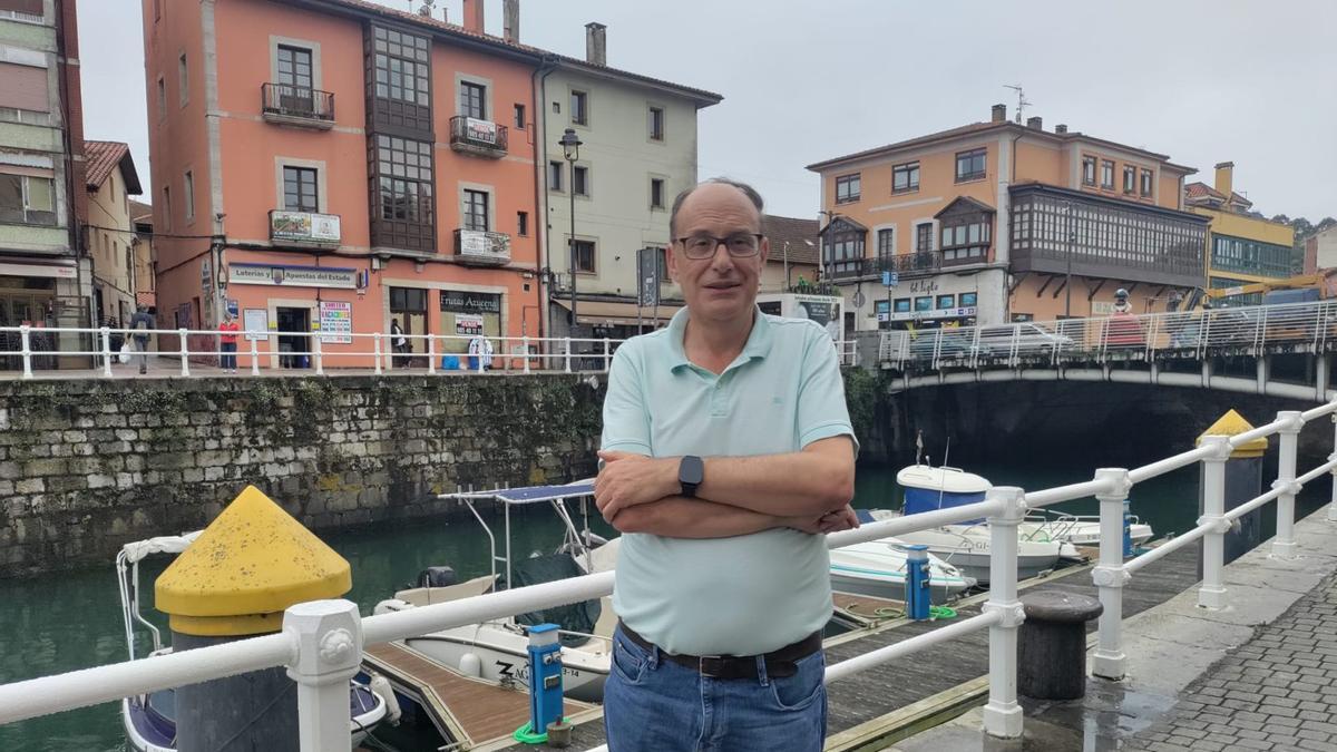 Alejo Hernández, en la calle del muelle de Llanes. | M. T. N.