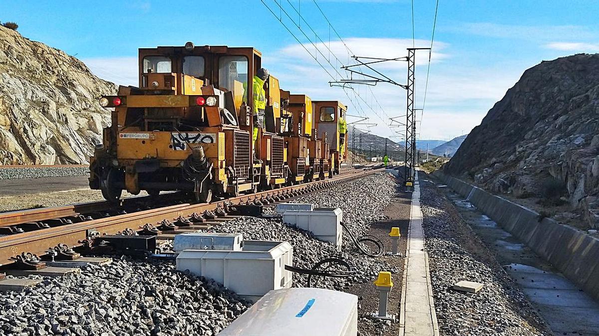 Trabajos de tratamiento en las vías de alta velocidad, en Pedralba de la Pradería.   | // FDV