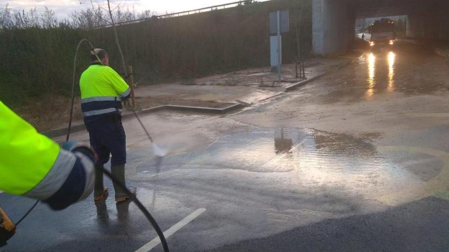 Efectius netejant la zona del pont.