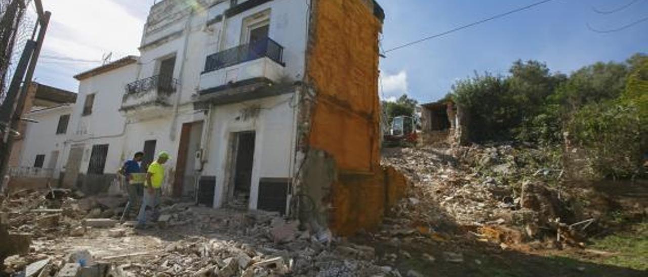 Gandia  Comienza el derribo de 4 casas que cambiarán el distrito de Beniopa