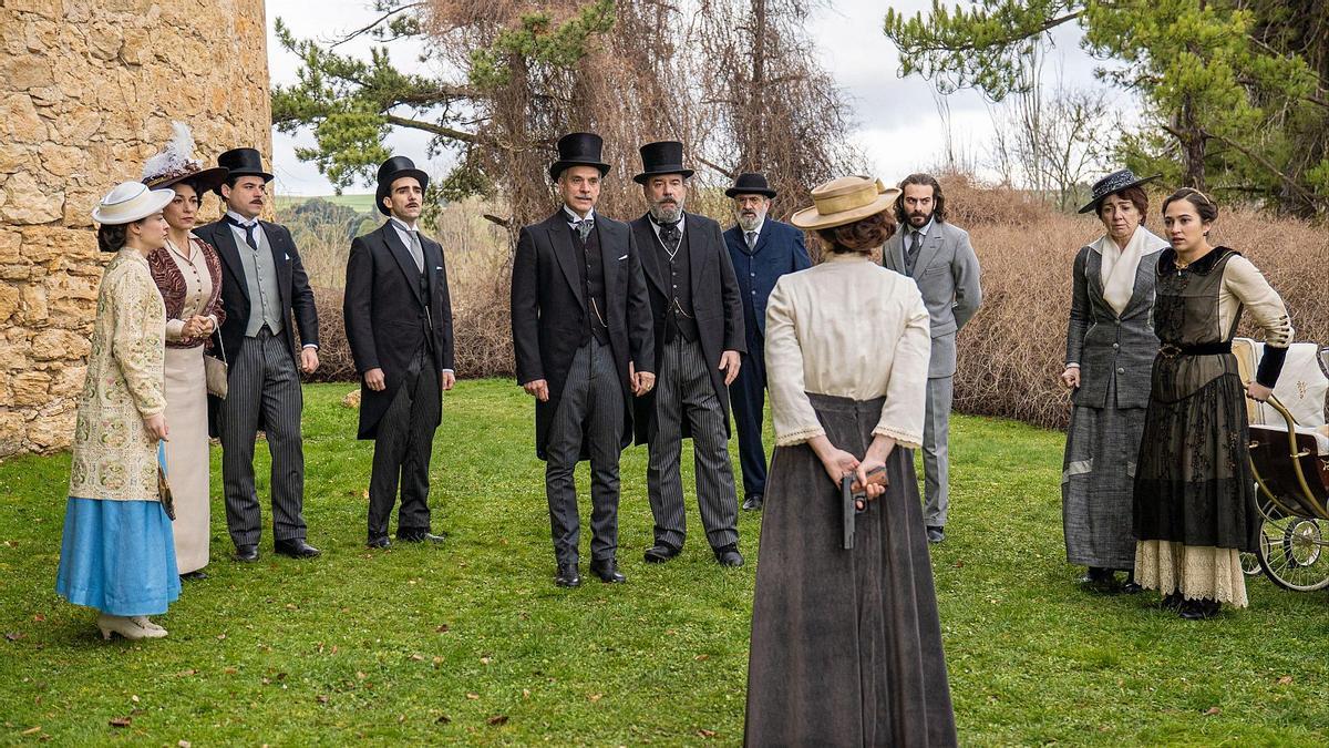 Eugenia irrumpe en el bautizo de 'La promesa' amenazando a punta de pistola