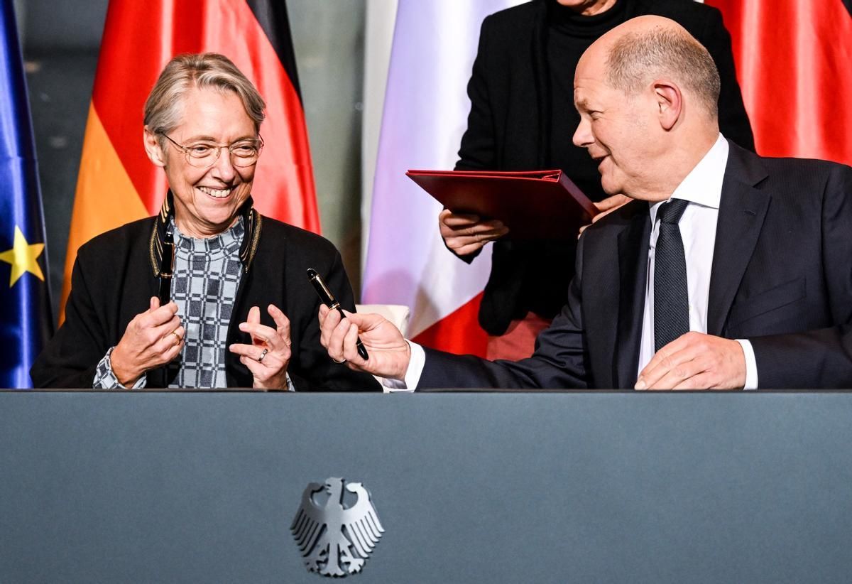 La primera ministra francesa, Élisabeth Borne, y el canciller alemán, Olaf Scholz, durante su encuentro de este viernes en Berlín.