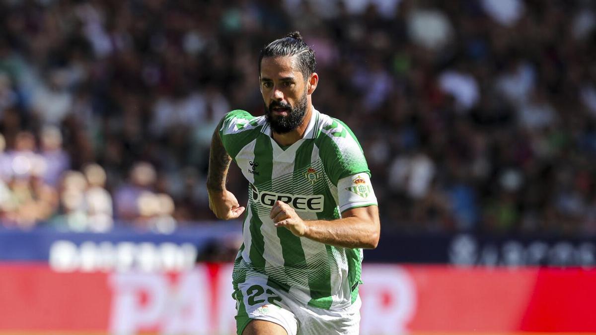 Isco Alarcón conduce un balón durante el Levante-Betis de Liga en el Ciutat de València