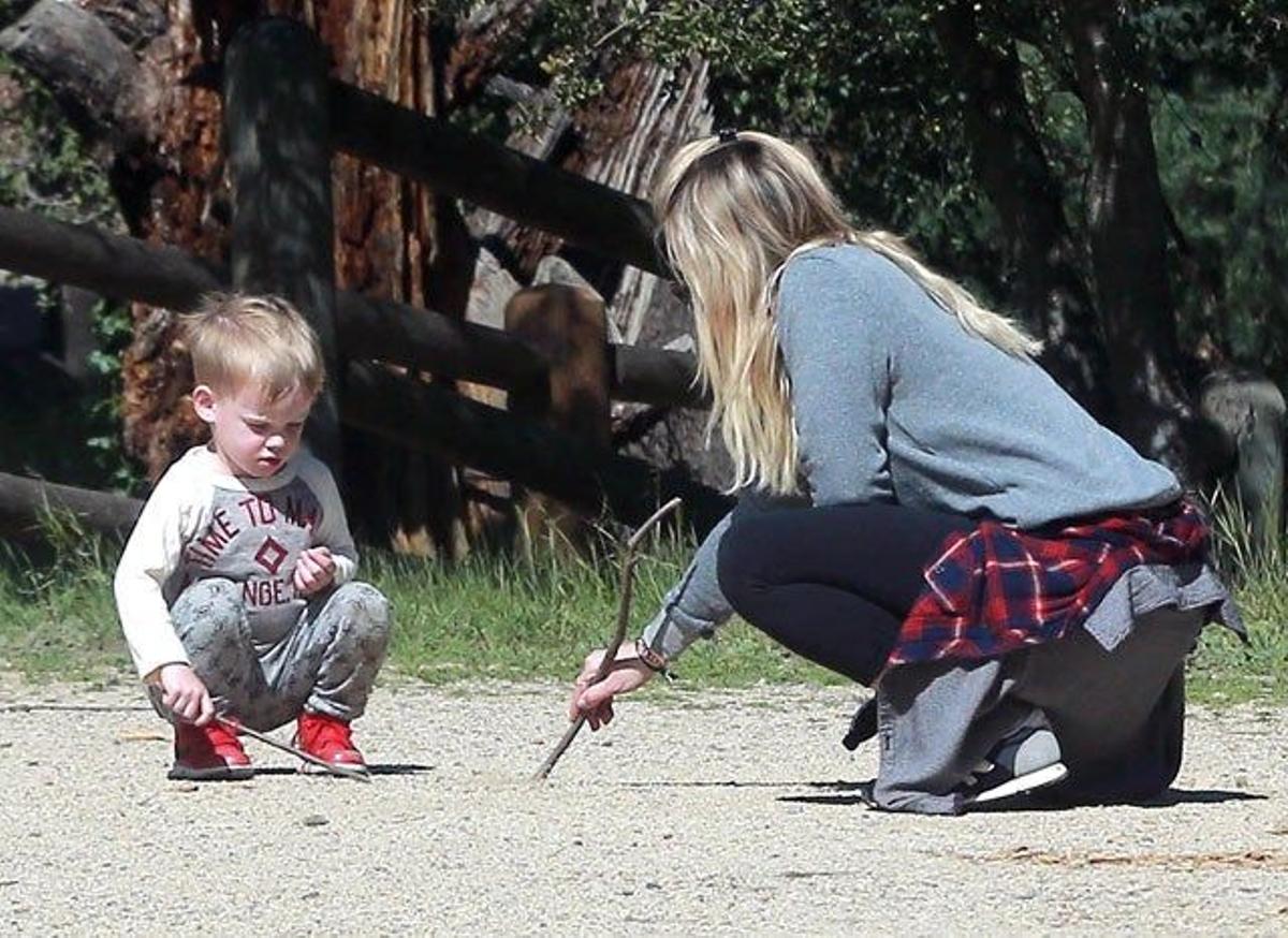 Hilary Duff dibuja en el suelo con un palo ante la atenta mirada de Luca