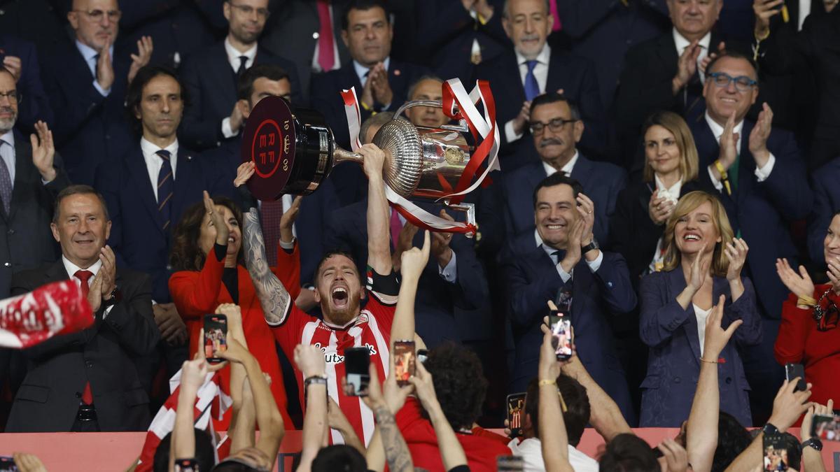 Iker Muniain levanta la Copa al cielo de Sevilla.