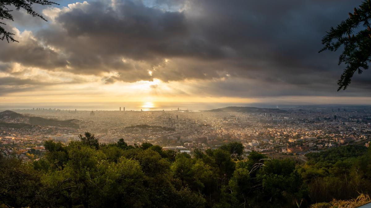 Nubosidad matinal de tipo bajo en Barcelona, el 30 de noviembre del 2022