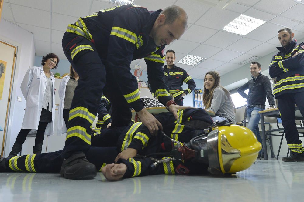 Los bomberos visitan la unidad de Pediatría del Hospital General de Elche.