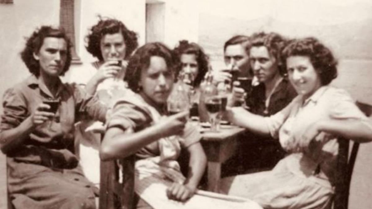 Dones llançanenques mirant directament a la càmara en una imatge del 1933.
