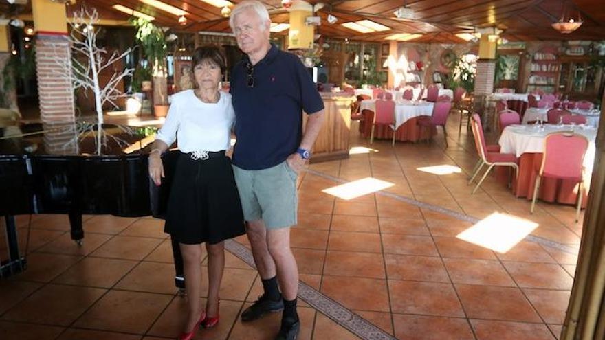 Carmen Trueba y Albert Weidig, ayer en el comedor de Los Pinos del Coto, en la Sierra de Churriana.