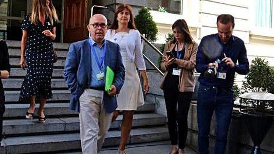 Boye surt del Congrés acompanyat de les diputades Laura Borràs i Míriam Nogueras