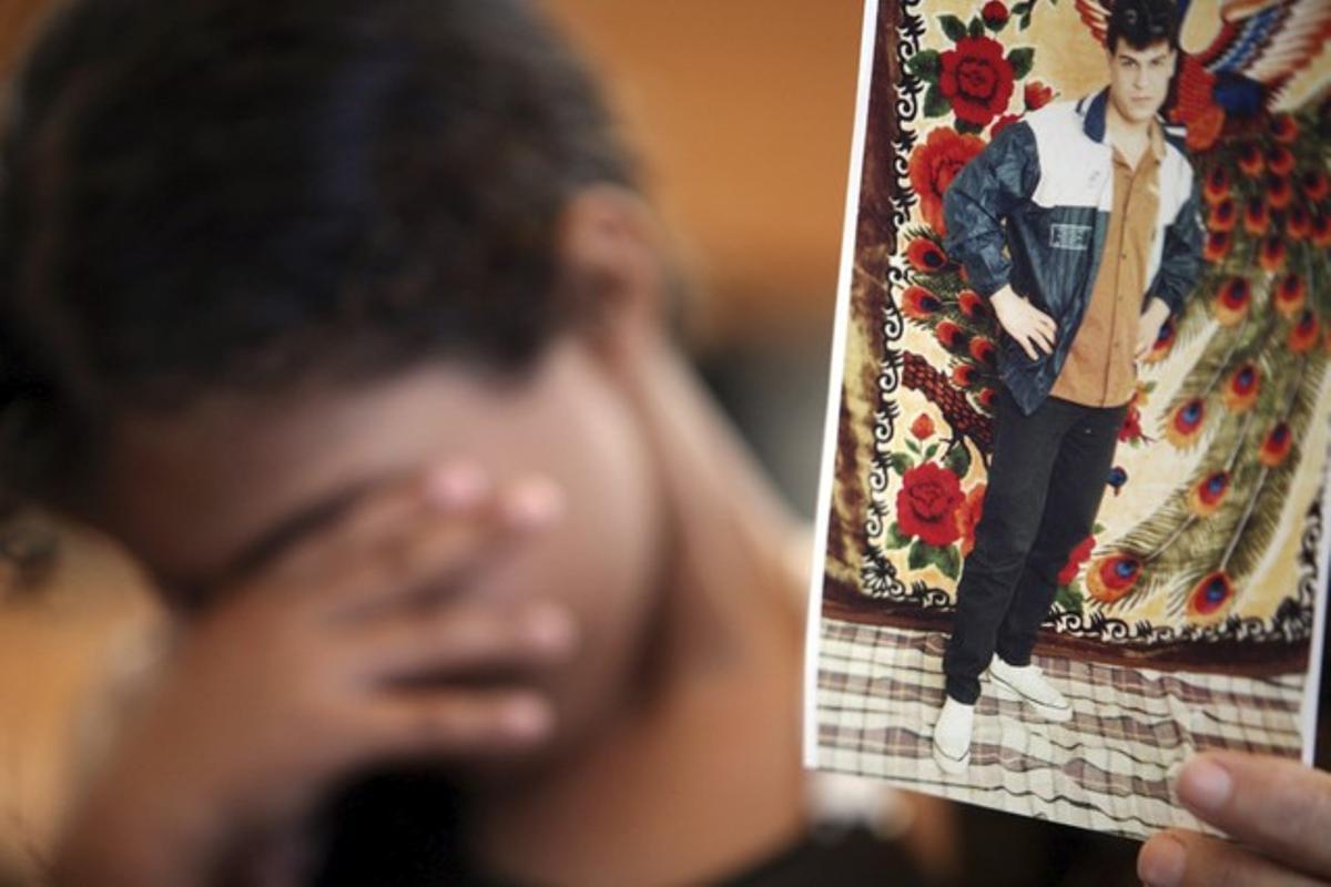 Palestines mostren fotos amb les imatges dels seus familiars, empresonats en presons d’Israel, durant una manifestació per exigir l’alliberament de palestins presos en presons d’Israel. Palestines mostren fotos amb les imatges dels seus familiars, empresonats en presons d’Israel, durant una manifestació per exigir l’alliberament de palestins presos en presons d’Israel.