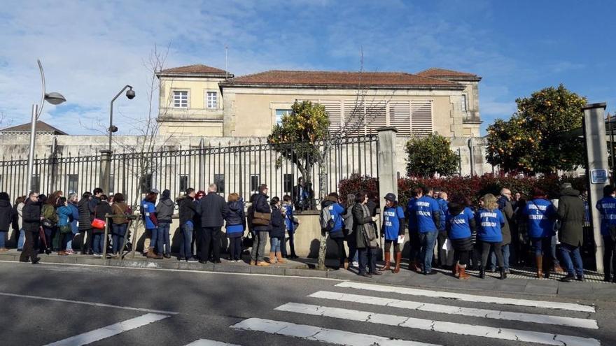 Protesta de trabajadores de justicia en Galicia a las puertas de la Xunta.