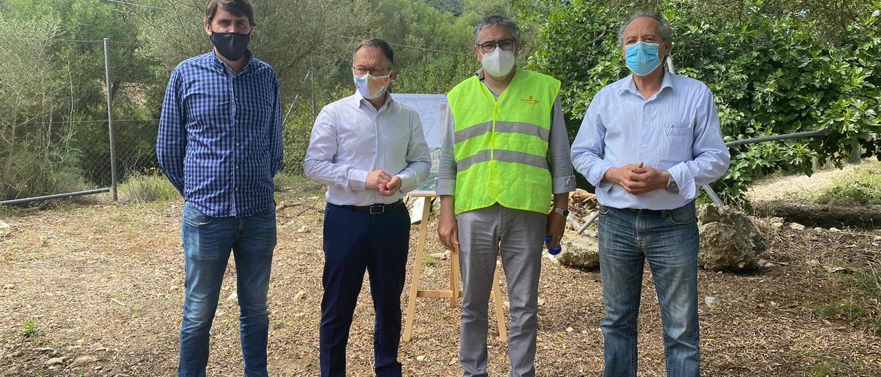 Tomeu Mulet (alcalde de Sineu), Josep Marí (conseller), Mateu Capellà (gerente de SFM) y Salvador Femenias (alcalde de Petra) han presentado hoy el proyecto.