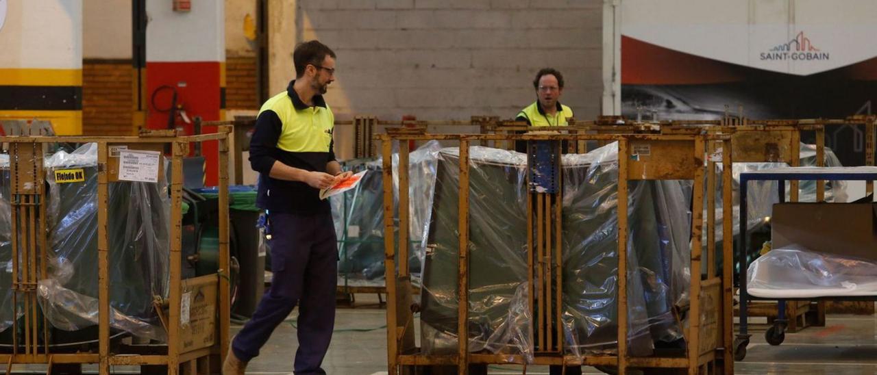 Dos trabajadores del departamento de parabrisas de Saint-Gobain en la fábrica de La Maruca. | Ricardo Solís