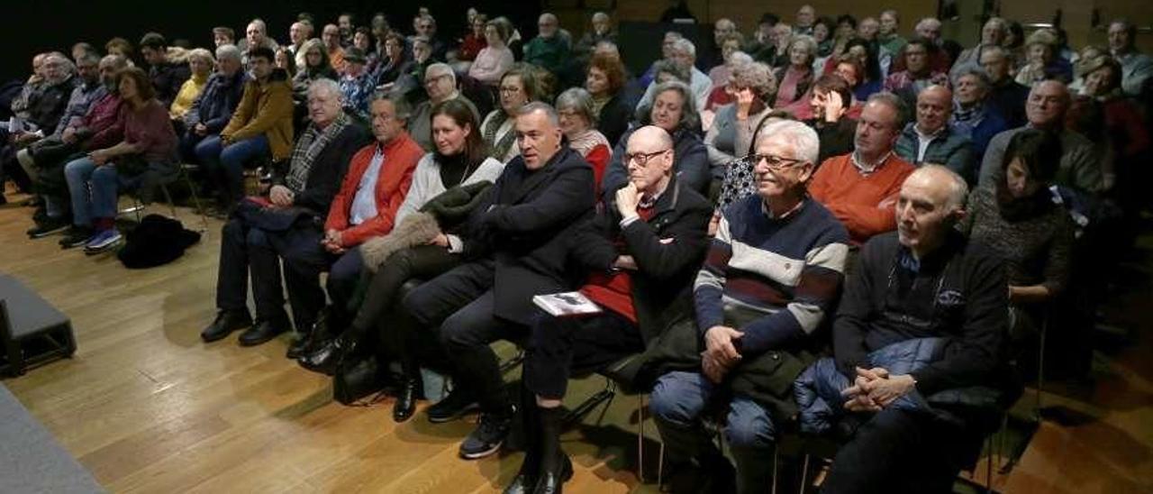 Público que asistió ayer al Club FARO, en el salón de actos del MARCO. // Ricardo Grobas