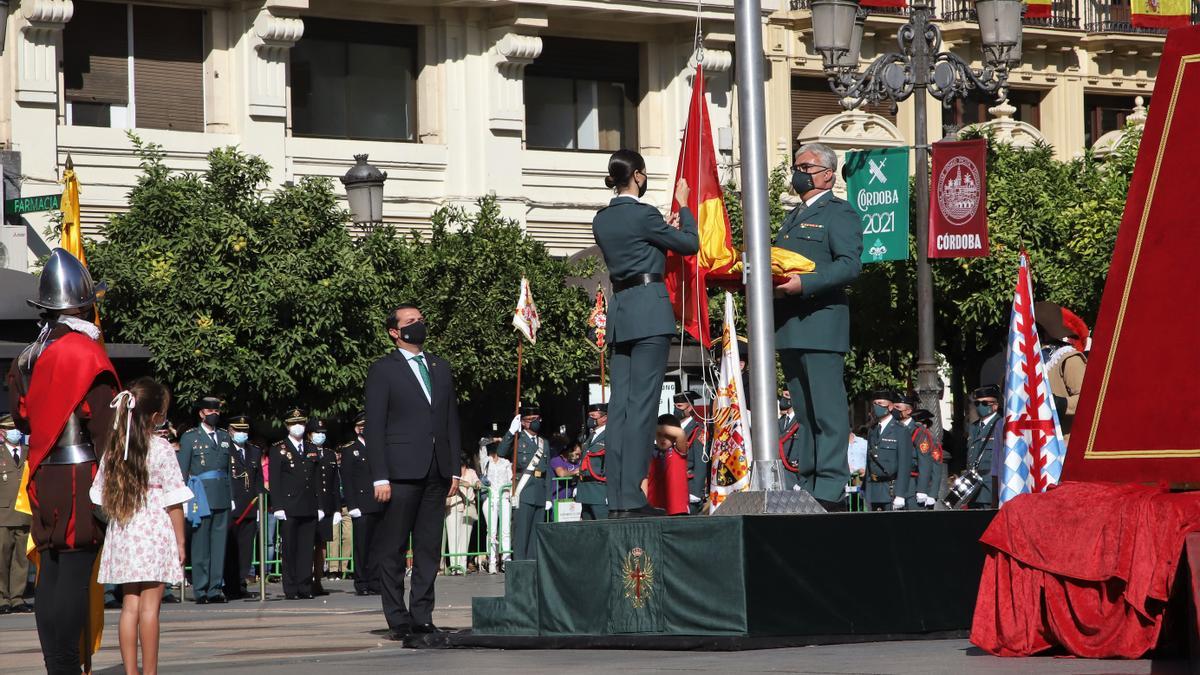 Izado de bandera en Las Tendillas en honor a la patrona de la Guardia Civil