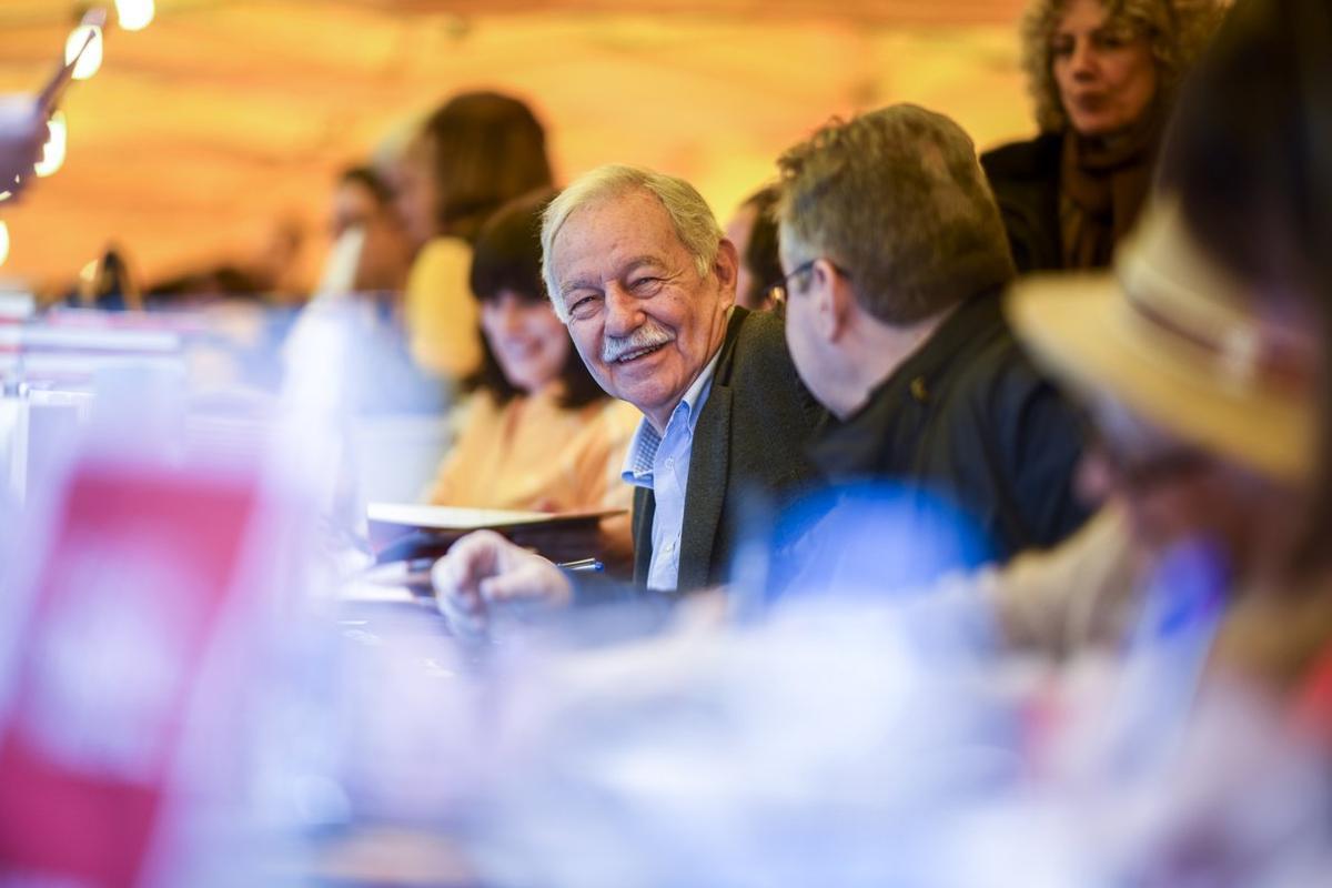 Los escritores Eduardo Mendoza y Sergi Pàmies conversan durante la tradicional firma de ejemplares.