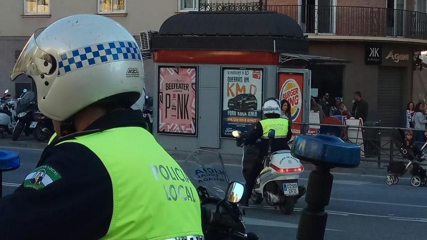 Dos agentes de la Policía Local.