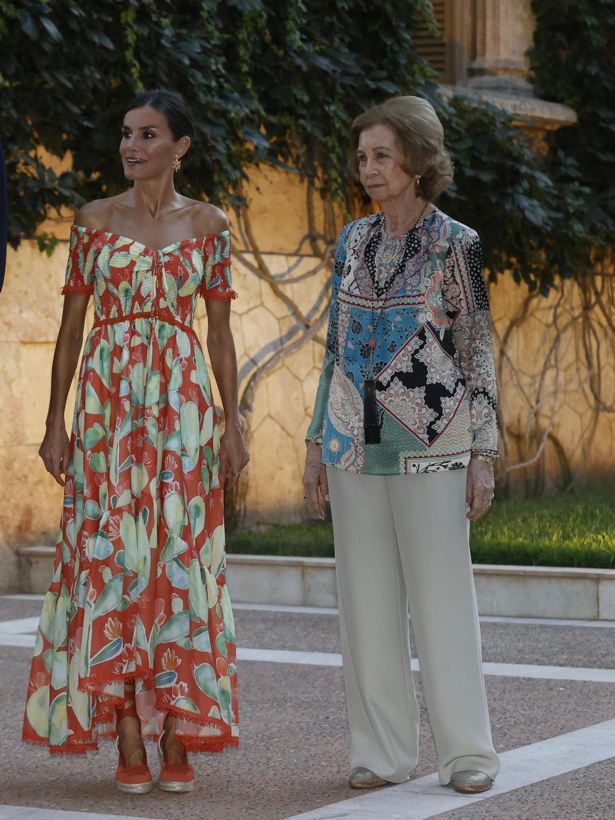 PALMA DE MALLORCA, 04/08/2022.- La reina Letizia y la reina Sofía (d) durante la recepción este jueves de más de 300 representantes de la sociedad balear, en un encuentro que por primera vez tiene lugar en los jardines del Palacio de Marivent, en Palma de Mallorca. EFE/Ballesteros