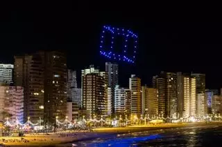 Espectáculo nocturno con drones para el inicio de la Navidad en Benidorm