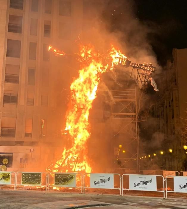 Incendio intencionado del cuerpo central de Reino de València-Duque de Calabria, horas antes de que hubiese tenido que ser quemada forzosamente.