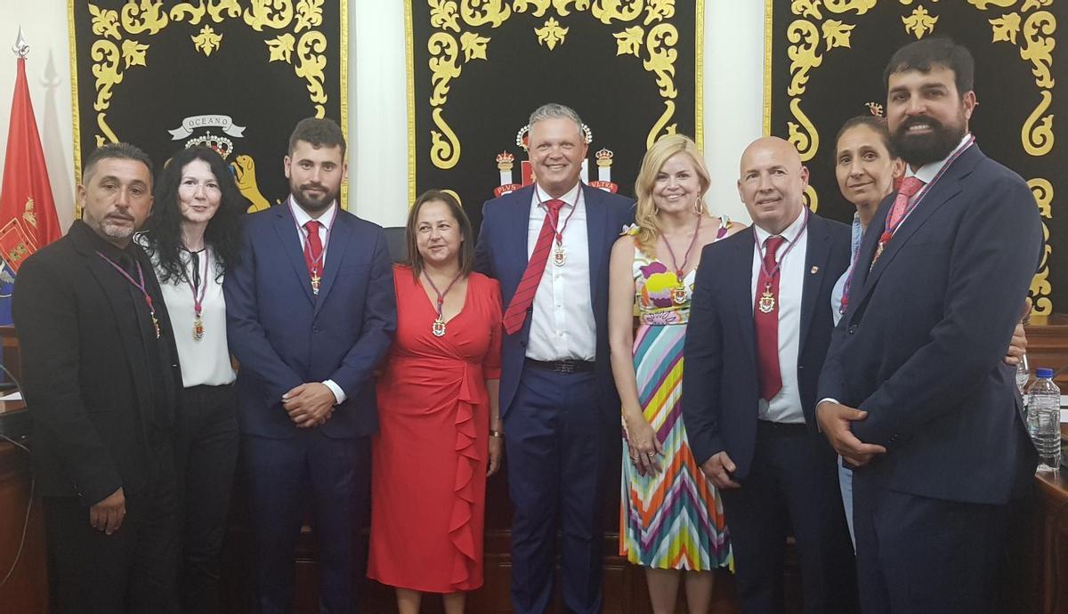 Los concejales del PSOE en Arrecife Roy González (i), Consuelo Iglesias, José Antonio González, Alfredo Mendoza, Elena López, Alfredo Mendoza, Cristina Duque, Carlos Alférez, Amanda Suárez y Omar Lemes