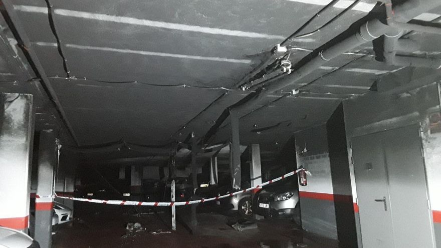 Un incendio en un garaje de Carril calcina tres coches y daña otros 15