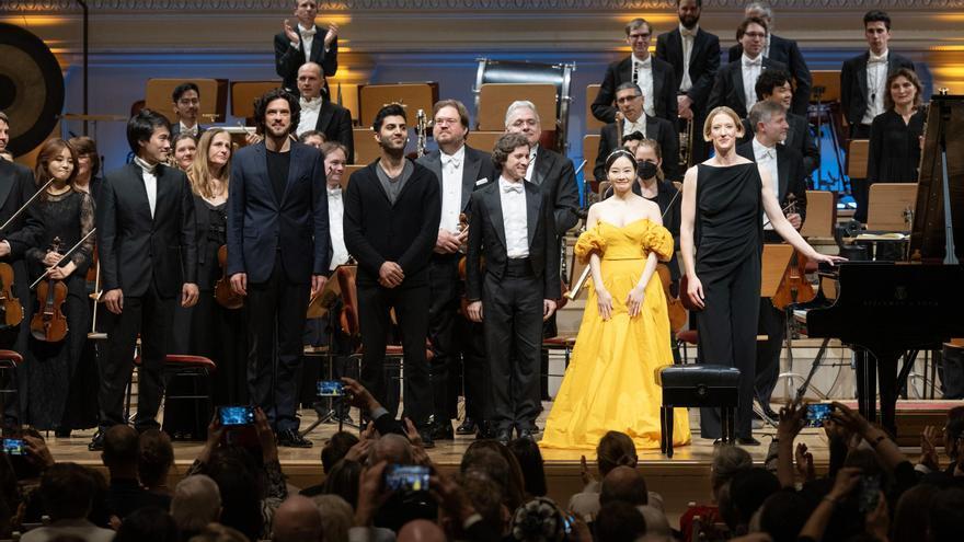 Bruce Liu; Andrè Schuen; Kian Soltani; Rafał Blechacz; Bomsori Kim y la directora de orquesta Joana Mallwitz, anoche en Berlín.