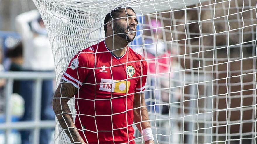 El delantero del Hércules Jona en el último partido disputado en Zaragoza ante el Ebro el 8 de marzo (0-0)