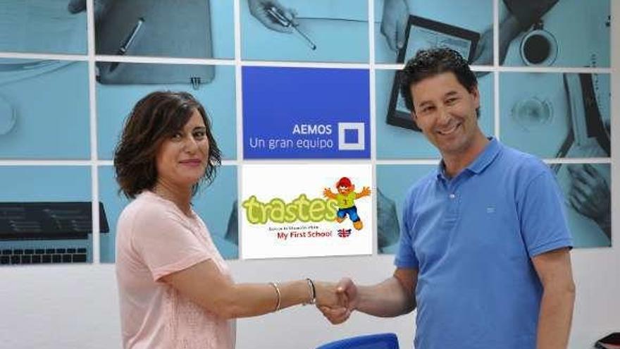 El presidente de Aemos, Manuel Castro (dcha.), y la responsable de la empresa Gobe Decaba, Beatriz Cabaleiro, tras la firma del acuerdo. // D.P.