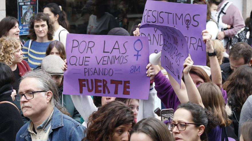 Crónica del 8M asturiano en Gijón: unidad con discrepancias aparcadas, una polémica imagen de &quot;La Santina&quot; portada por transfeministas y una vecina de 85 años que se estrenó