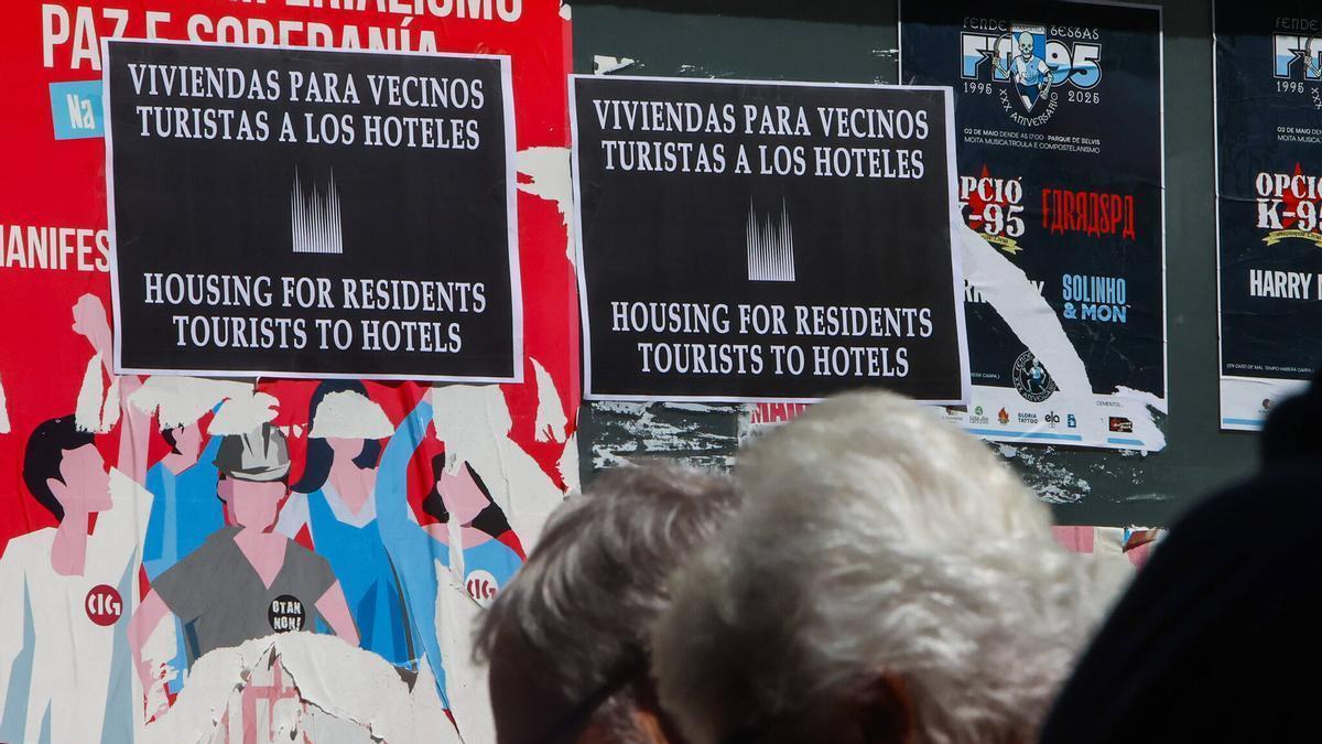 Carteles contra las viviendas turísticas, en Santiago de Compostela.