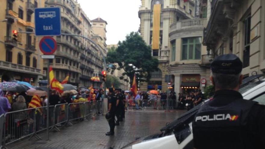 Unes 5.500 persones es manifesten pel centre de Barcelona contra el referèndum