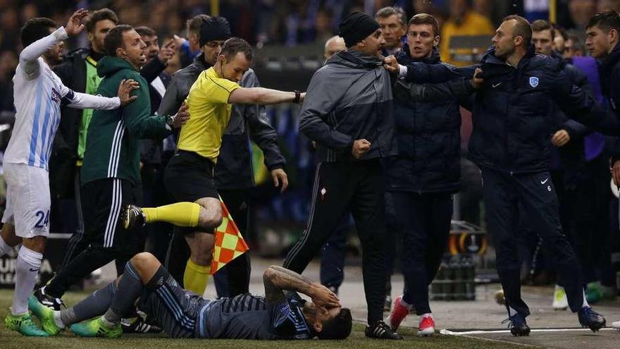 En la imagen, el &quot;profe&quot; Fernández, el preparador físico, se enfrenta a un belga. // François Lenoir / Reuters