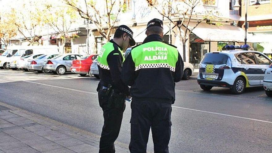 Dos agentes de la Policía Local de Aldaia.