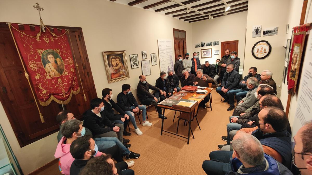 El depositario, Alfredo Royo, se reunió con los protagonistas y familiares en el Museo de los Peregrinos de les Useres.