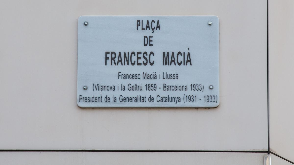 Plaza de Francesc Macià. Fue uno de los primeros cambios de nombre realizados con el retorno de la democracia. Se obsequió al expresidente de la Generalitat con una de las menos feas plazas de la ciudad.