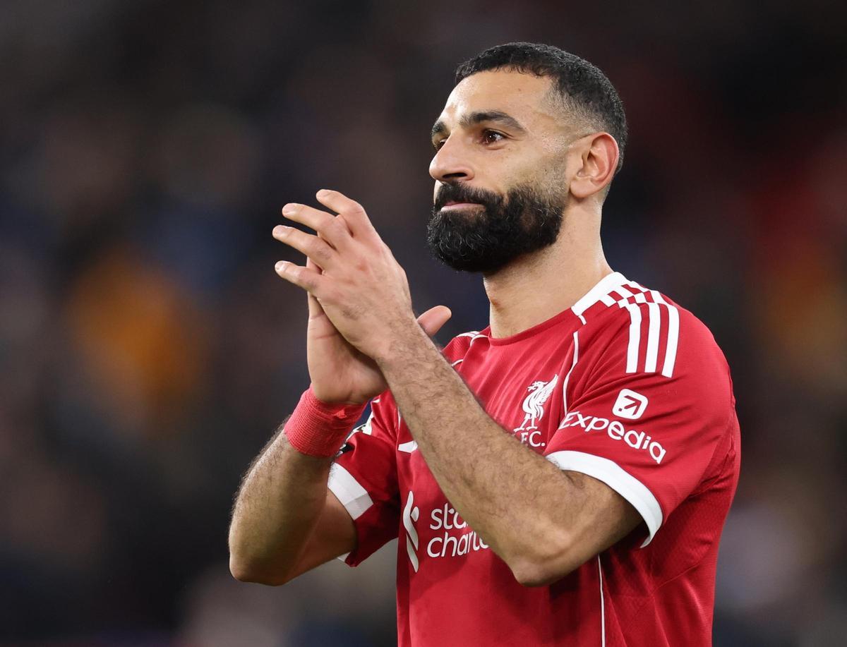 Mohamed Salah agradece a la afición del Liverpool tras finalizado un partido ante el Brighton en la Premier League