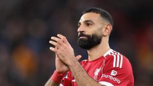 Mohamed Salah agradece a la afición del Liverpool tras finalizado un partido ante el Brighton en la Premier League