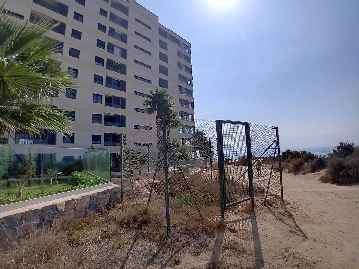 Así están los restos del cuartel de carabineros del siglo XIX y el refugio antiaéreo de la Guerra Civil en Punta Prima