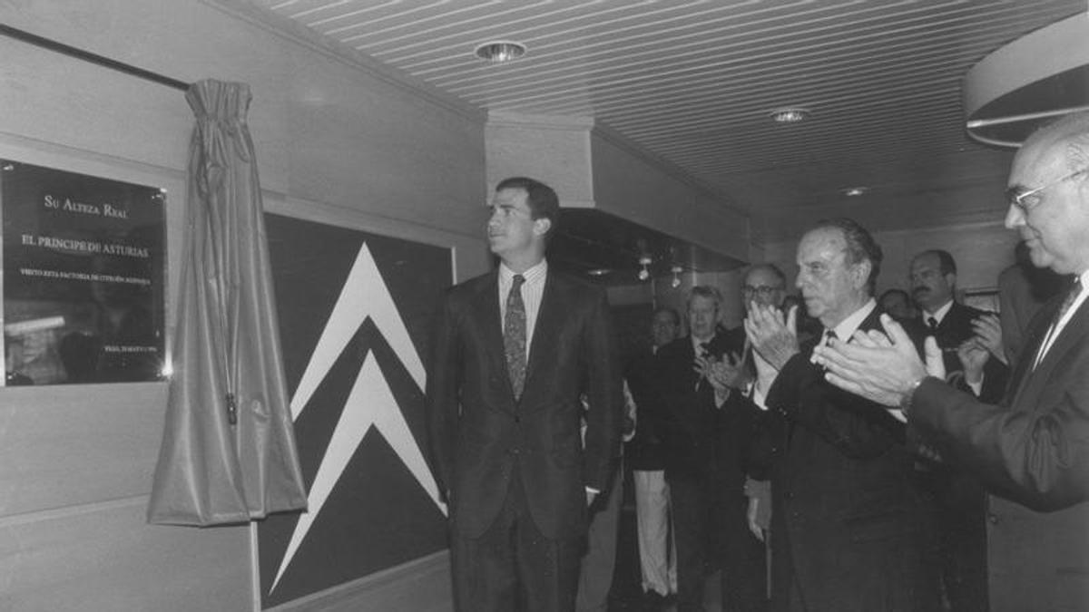 El Príncipe Felipe, en Vigo en mayo de 1996, con motivo de la presentación de los modelos Citroën Berlingo y Peugeot Partner.