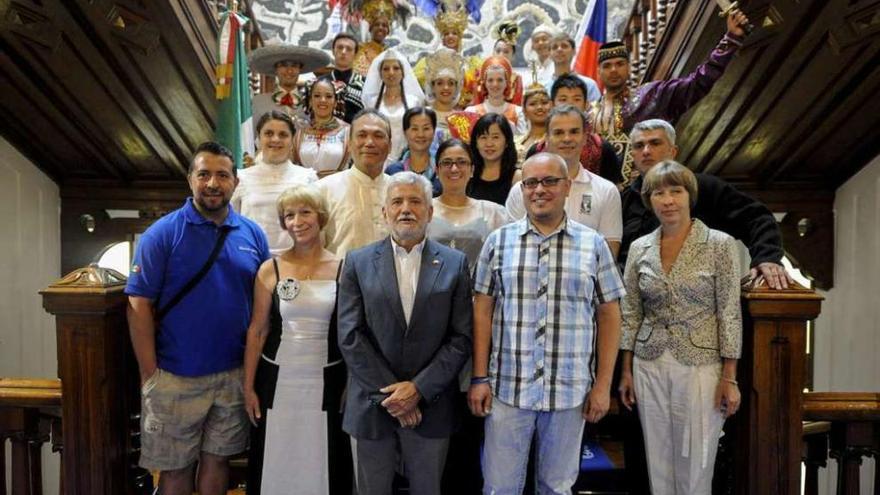 Participantes en las Xornadas de Folclore acompañados por Rosendo Fernández. // Brais Lorenzo