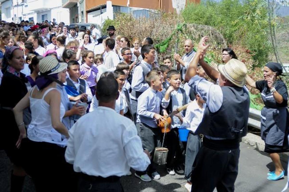 Traida Infantil del Agua de Lomo Magullo 2016 Traida Infantil del Agua de Lomo Magullo 2016