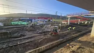 La caída de un muro por acumulación de agua corta la circulación ferroviaria entre Córdoba y Jaén