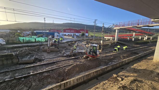 La caída de un muro por acumulación de agua corta la circulación ferroviaria entre Córdoba y Jaén