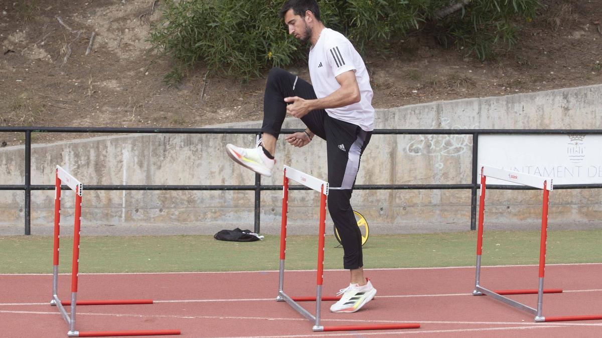 Quique Llopis, durante un entrenamiento en la pista de atletismo de Gandia
