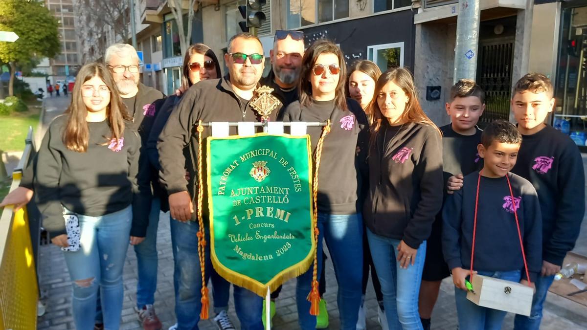 Integrantes de la colla En Boca de tots posan orgullosos con el primer premio del carro obtenido en el 2023.