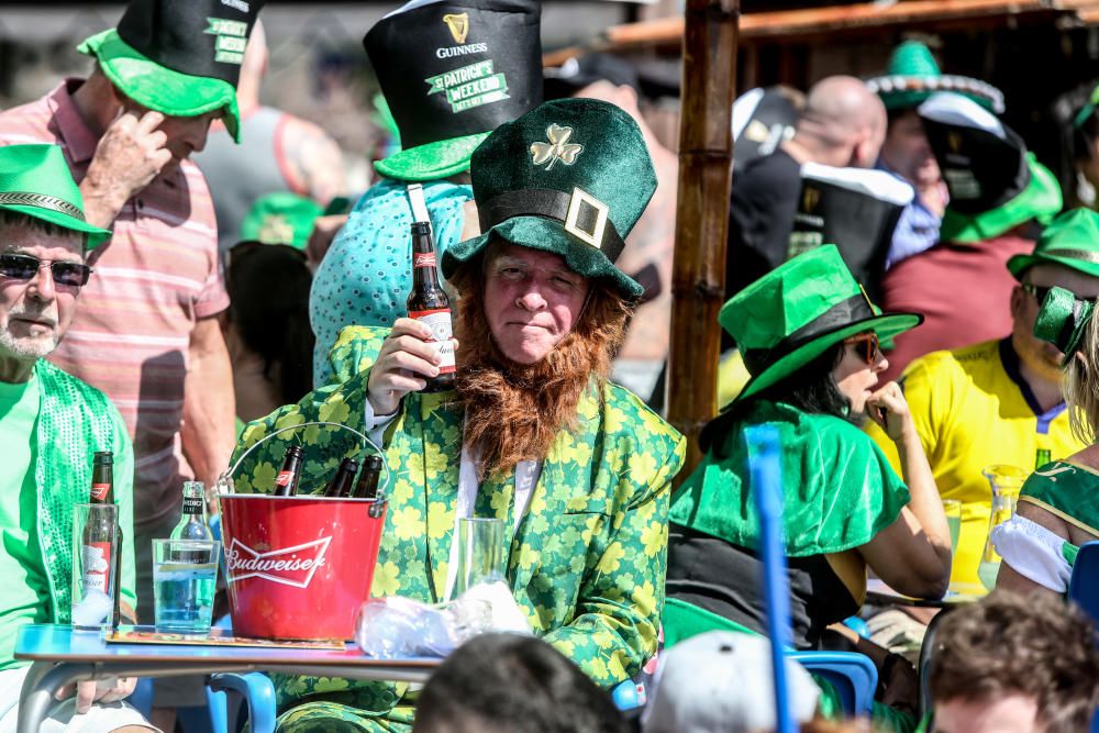 Cientos de turistas y vecinos celebran la fiesta nacional irlandesa y tiñen las calles de verde